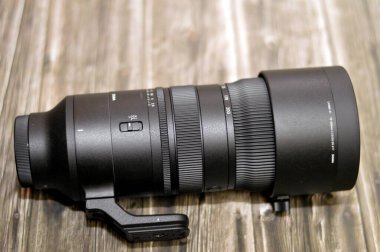 Kahire, Mısır, 25 Ocak 2024: Yeni Sigma 70-200 mm f: 2.8 DG DN OS Sports Lens (Sony E mount), büyük F2.8 açıklığı tüm yakınlaşma ve odaklanma aralıklarında istikrarlı ve yüksek tanımlayıcı performans sağlar