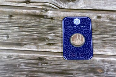 Kahire, Mısır, 29 Ocak 2024: Mısır 'daki İsviçre gümüş ticaret merkezi Nagm Ad-Din' in İslami gümüş poundu, Mekke ve Kabe 'nin büyük camisine ve ters yönde yıldız şekline sahiptir.