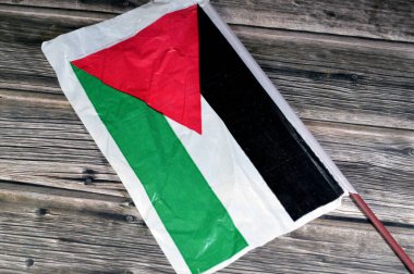 Filistin bayrağı, üç eşit yatay şeritten oluşan (tepeden tırnağa siyah, beyaz ve yeşil) oluşan ve Pan-Arap renklerinden türetilen bir kırmızı üçgenle kaplıdır.