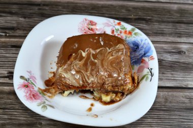 Çikolata soslu, çikolatalı, bisküvili, muzlu, pastalı, karamel ve çikolatalı fındıklı kremalı ve soslu hamur tatlısı.