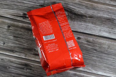 Kahire, Mısır, 26 Ocak 2024: Najjar Cafe extra Kahve Medium, Kahve fabrikasının öğütülmüş kahvesi ve kahve kaynağı. Kırmızı veya mor meyvenin içindeki çekirdek, seçici odak noktası.