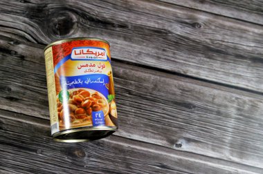 Kahire, Mısır, 27 Ocak 2024: Amerika kalite fava fasülyesi Iskandarany Tahini medammes, yüksek protein, fava fasülyesi, Mısır 'da ve Ramazan' da kahvaltıda ana yemek ve sandviç olan ana yemek.