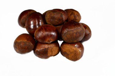 Kestaneler, Castanea cinsindeki yaprak döken ağaçlar ve çalılar, kayın familyasından Fagaceae, yenilebilir fındıklar, kuzey yarımkürenin ılıman bölgelerine özgü, kavrulmuş.