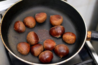 Kestaneler, Castanea cinsindeki yaprak döken ağaçlar ve çalılar, kayın familyasından Fagaceae, yenilebilir fındıklar, kuzey yarımkürenin ılıman bölgelerine özgü, kavrulmuş.