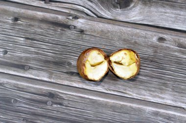 Kestaneler, Castanea cinsindeki yaprak döken ağaçlar ve çalılar, kayın familyasından Fagaceae, yenilebilir fındıklar, kuzey yarımkürenin ılıman bölgelerine özgü, kavrulmuş.