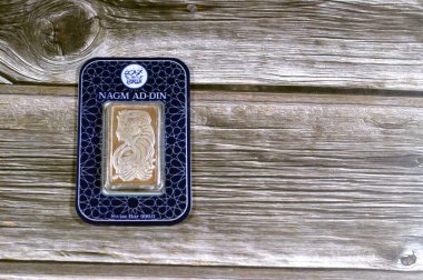 Kahire, Mısır, 29 Ocak 2024: Nagm Ad-Din saf gümüş Ounce 101.1 gram bar, gümüş yatırım, döviz kuru, enflasyon krizi ve para tasarrufu kavramı, gümüş değerli metal varlıkları kavramı