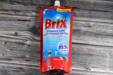 Kahire, Mısır, Şubat 12024: Tuğla dezenfekte etme, çok amaçlı temizlik, konsantre formül, çam kokusu, mikropları öldürme, evdeki temizlik amaçlı, mutfak ve banyo temizliği