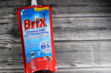 Kahire, Mısır, Şubat 12024: Tuğla dezenfekte etme, çok amaçlı temizlik, konsantre formül, çam kokusu, mikropları öldürme, evdeki temizlik amaçlı, mutfak ve banyo temizliği