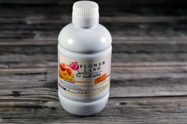 Kahire, Mısır, Şubat 12024: Çiçek toprağı su sansasyonu, şeftali kokusu, oda spreyi ve çok amaçlı temizleyici, ev, mutfak, banyo, hava için iyi koku, seçici odaklanma