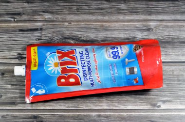 Kahire, Mısır, Şubat 12024: Tuğla dezenfekte etme, çok amaçlı temizlik, konsantre formül, çam kokusu, mikropları öldürme, evdeki temizlik amaçlı, mutfak ve banyo temizliği