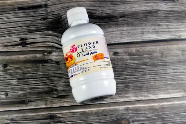 Kahire, Mısır, Şubat 12024: Çiçek toprağı su sansasyonu, şeftali kokusu, oda spreyi ve çok amaçlı temizleyici, ev, mutfak, banyo, hava için iyi koku, seçici odaklanma