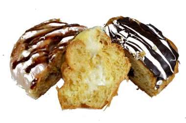 Kahverengi çikolata, beyaz çikolata, karamel sosu ve kremalı Danimarka pastası, fırında un, şeker ve ghee ile pişirilmiş tatlı hamur işi, atıştırmalık olarak tatlı pişmiş hamur işi.