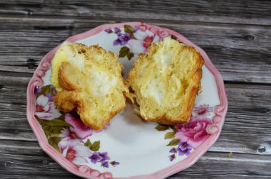 Kurabiye kremalı pasta, tatlı peynirli krema ve tatlı şurup. Fırında un, şeker ve ghee ile pişirilmiş hamur işi. Atıştırmalık ve kahvaltı olarak pişirilmiş tatlı hamur işi.