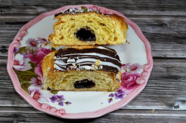 Kahverengi çikolata ve beyaz çikolata sosuyla doldurulmuş fırında pişirilmiş Danimarka çöreği un, şeker ve ghee ile pişirilmiş tatlı pastane hamuru atıştırmalık ve kahvaltı olarak pişirilmiş tatlı hamur işi.