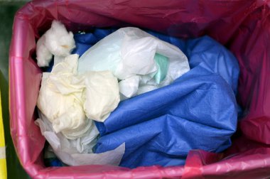 İmha için kırmızı torbaya yerleştirilen biyolojik zararlı tıbbi atık, kullanılmış numune örnekleri, kullanılmış glikoz test bantları, idrar çubukları, kana bulanmış perdeler ve eldivenler, ve tek kullanımlık için kirletilmiş her şey.