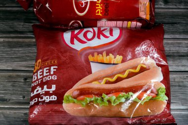 Kahire, Mısır, 4 Şubat 2024: Atyab biftekli burger paketi, sığır etli burgerler yüksek kaliteli etten yapılır ve lezzetlerini korumak için dondurulur.