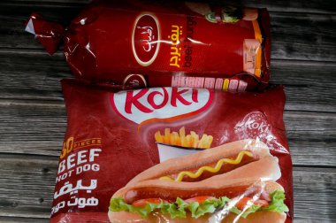 Kahire, Mısır, 4 Şubat 2024: Atyab biftekli burger paketi, sığır etli burgerler yüksek kaliteli etten yapılır ve lezzetlerini korumak için dondurulur.