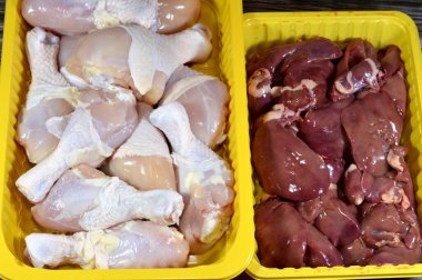 Çiğ tavuk butları kıçı deri ve kemikler ve pişmemiş tavuk ciğerleri, bağırsaklar ve kalpler taze ciğer, bağırsak ve protein dolu tavukların kalbinin seçici odağı
