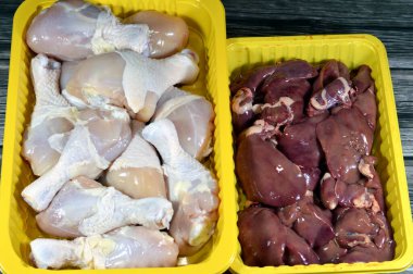Çiğ tavuk butları kıçı deri ve kemikler ve pişmemiş tavuk ciğerleri, bağırsaklar ve kalpler taze ciğer, bağırsak ve protein dolu tavukların kalbinin seçici odağı