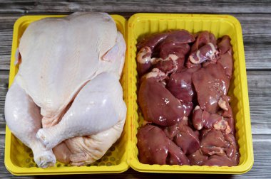 Derisi ve kemikleri olan taze çiğ tavuk, tüm tavuk göğsü, bacakları, taze pişmemiş tavuk ciğerleri, bağırsakları ve kalpleri taze ciğer, taşlık ve protein dolu tavuk kalbi.