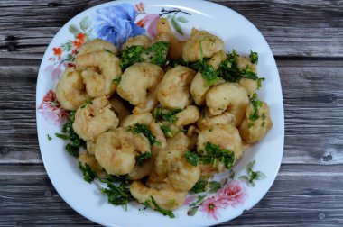 Una bulanmış ve kızgın yağda kızartılmış kızarmış karidesler, kabuklu deniz ürünleri (bir tür kabuklu deniz hayvanı) ve esasen hareket, Caridea veya Dendrobranchiata 'nın yüzme modu ile kabuklu deniz hayvanlarıdır.