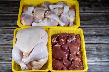 Taze çiğ tavuk budu but but but but but but but, çiğ tavuk deri ve kemik ve taze pişmemiş tavuk ciğeri, bağırsak ve kalp taze ciğer, taşlık ve protein dolu tavuk kalbi.