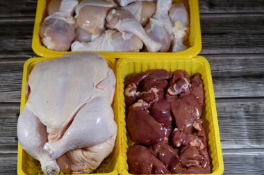 Taze çiğ tavuk budu but but but but but but but, çiğ tavuk deri ve kemik ve taze pişmemiş tavuk ciğeri, bağırsak ve kalp taze ciğer, taşlık ve protein dolu tavuk kalbi.