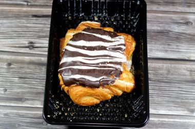 Kahverengi çikolata ve beyaz çikolata sosuyla doldurulmuş fırında pişirilmiş Danimarka çöreği un, şeker ve ghee ile pişirilmiş tatlı pastane hamuru atıştırmalık ve kahvaltı olarak pişirilmiş tatlı hamur işi.