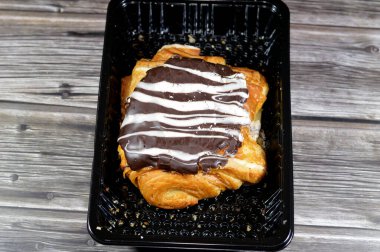 Kahverengi çikolata ve beyaz çikolata sosuyla doldurulmuş fırında pişirilmiş Danimarka çöreği un, şeker ve ghee ile pişirilmiş tatlı pastane hamuru atıştırmalık ve kahvaltı olarak pişirilmiş tatlı hamur işi.