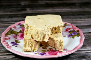 Fındıklı geleneksel tahin halkası Halawa Tahiniya, bu karışımın ana bileşenleri susam yağı veya yapıştırıcıdır (tahini) ve şeker, glikoz veya bal, temel tahini ve şeker bazlıdır.