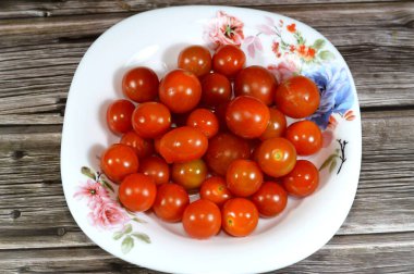 Çeri domatesi, yabani frenk üzümü ve evcilleştirilmiş bahçe domatesleri arasında orta büyüklükte bir genetik karışım olduğuna inanılan küçük yuvarlak domates türüdür.