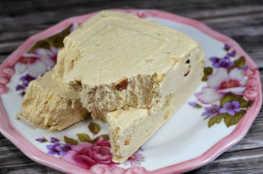 Fındıklı geleneksel tahin halkası Halawa Tahiniya, bu karışımın ana bileşenleri susam yağı veya yapıştırıcıdır (tahini) ve şeker, glikoz veya bal, temel tahini ve şeker bazlıdır.