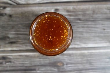 İncirli meyve reçeli (İncir), çiçekli bitki familyasından Moraceae familyasından Batı ve Güney Asya 'da yetişen bir ağaç türü olan Ficus carica' nın yenilebilir meyvesidir.