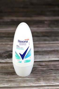 Kahire, Mısır, 4 Şubat 2024: Rexona terleme önleyici duş taze, gelişmiş koruma 72 saat, Rexona, Britanyalı deodorant ve terleme karşıtı markadır.