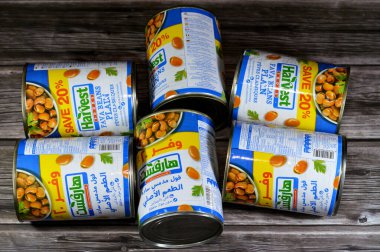 Kahire, Mısır, 4 Şubat 2024: Konserve Hasat Gıda fasülyesi sade medamlar, yüksek protein lifi, fava fasulyesi, Mısır 'da ve Ramazan' da kahvaltıda ana yemek ve sandviç olan ana yemek