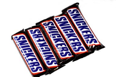 Kahire, Mısır, 4 Şubat 2024: Snickers, Amerikan markası Mars, Inc., ABD tarafından çikolatayla kaplanmış, üzerinde karamel ve fıstık bulunan bir çikolata markası.