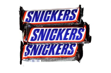 Kahire, Mısır, 4 Şubat 2024: Snickers, Amerikan markası Mars, Inc., ABD tarafından çikolatayla kaplanmış, üzerinde karamel ve fıstık bulunan bir çikolata markası.