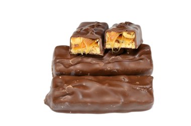 Çikolata, karamelli ve fıstıklı fındıklı, üstü sütlü çikolata, karamel ve çikolatayla kaplı, çikolata karamelli çikolata, lezzetli bir karışım, tatlı karamelli fıstık, tatlı karamel