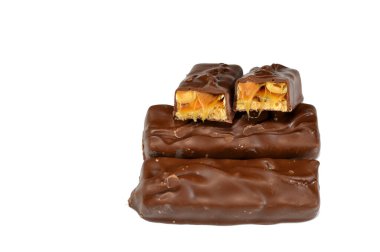 Çikolata, karamelli ve fıstıklı fındıklı, üstü sütlü çikolata, karamel ve çikolatayla kaplı, çikolata karamelli çikolata, lezzetli bir karışım, tatlı karamelli fıstık, tatlı karamel