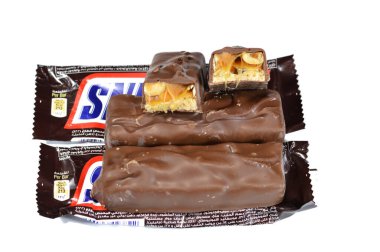 Kahire, Mısır, 4 Şubat 2024: Snickers, Amerikan markası Mars, Inc., ABD tarafından çikolatayla kaplanmış, üzerinde karamel ve fıstık bulunan bir çikolata markası.