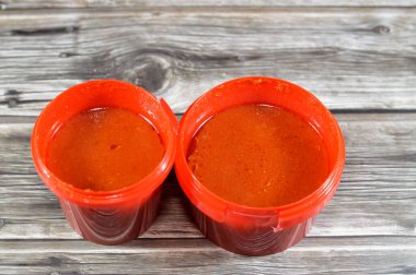 Kızarmış soğandan yapılan Koshary domates sosu, sebze yağı, ezilmiş sarımsak, domates ezmesi, sos, su, beyaz sirke, tuz ve biber, özellikle Kushari 'de birçok yemek tarifi için domates sosu.