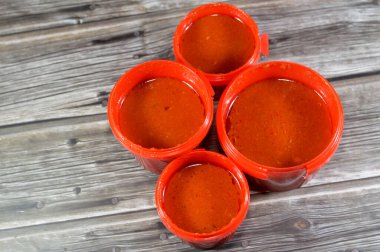 Kızarmış soğandan yapılan Koshary domates sosu, sebze yağı, ezilmiş sarımsak, domates ezmesi, sos, su, beyaz sirke, tuz ve biber, özellikle Kushari 'de birçok yemek tarifi için domates sosu.