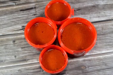 Kızarmış soğandan yapılan Koshary domates sosu, sebze yağı, ezilmiş sarımsak, domates ezmesi, sos, su, beyaz sirke, tuz ve biber, özellikle Kushari 'de birçok yemek tarifi için domates sosu.