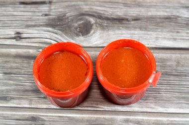 Kızarmış soğandan yapılan Koshary domates sosu, sebze yağı, ezilmiş sarımsak, domates ezmesi, sos, su, beyaz sirke, tuz ve biber, özellikle Kushari 'de birçok yemek tarifi için domates sosu.