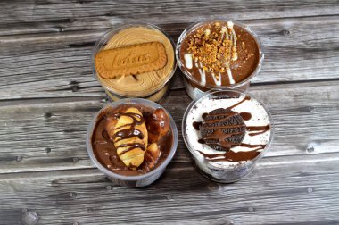 Kahire, Mısır, 5 Şubat 2024: Kremalı çikolatalı profiterollerin Remas Land ürünleri, molto croissant çikolatası, sos, fıstık ezmesi, badem ve kremalı Lotus ve Oreo bisküvisi mousse