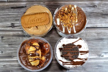 Kahire, Mısır, 5 Şubat 2024: Kremalı çikolatalı profiterollerin Remas Land ürünleri, molto croissant çikolatası, sos, fıstık ezmesi, badem ve kremalı Lotus ve Oreo bisküvisi mousse