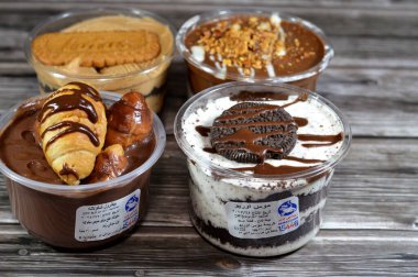 Kahire, Mısır, 5 Şubat 2024: Kremalı çikolatalı profiterollerin Remas Land ürünleri, molto croissant çikolatası, sos, fıstık ezmesi, badem ve kremalı Lotus ve Oreo bisküvisi mousse