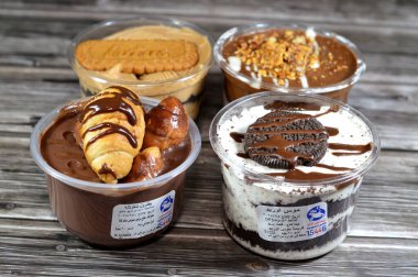 Kahire, Mısır, 5 Şubat 2024: Kremalı çikolatalı profiterollerin Remas Land ürünleri, molto croissant çikolatası, sos, fıstık ezmesi, badem ve kremalı Lotus ve Oreo bisküvisi mousse