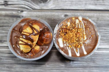 Çikolata, sos, fıstık ezmesi, badem, profiterol ile doldurulmuş mini kruvasanla kremalı profiteroller tatlı ve nemli dolgulu Fransız choux hamur topuyla doldurulmuş kremalı pastalardır.