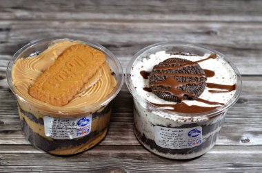 Kahire, Mısır, 5 Şubat 2024: Lotus ve Oreo kremalı bisküvi kreması çikolata soslu, kremalı pasta Remas Land 'den, krema, hava kabarcıkları içeren yumuşak bir hazır yemektir.